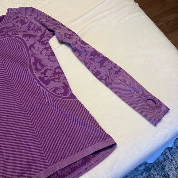 Lululemon Swiftly Tech Long Sleeve Crew Purple Camo Size 10 - Picture 5 of 16